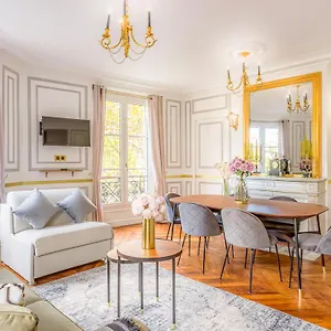 https://luxury-2-bedroom-with-balcony-louvre-notre-dame.fr-paris.fr